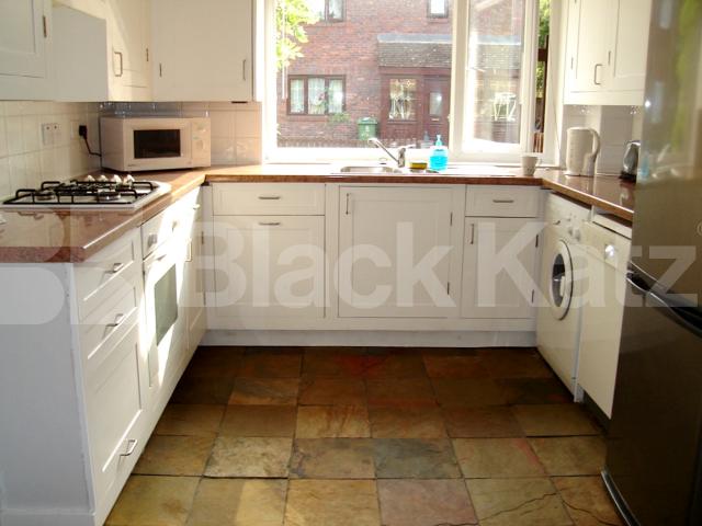 			LET, 3 Bedroom, 1 bath, 1 reception House			 Delverton Road, Kennington
